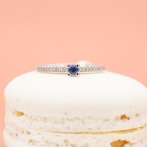Minimal solitair ring - 18 K white gold - Brilliant cut sapphire & diamond ring - engagement ring - Solid gold ring - half eternity ring