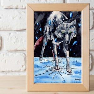 Könnte beinhalten: Aquarellmalerei eines grauen Wolfs mit grünen Augen, gerahmt in hellem Holz. Der Wolf ist mit blauen und roten Akzenten dargestellt und steht auf einer zerbrochenen blauen Oberfläche. Der Hintergrund ist dunkel, mit blauen geometrischen Formen.