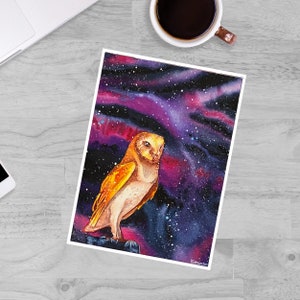 Carte hibou : aquarelle « Observateur des étoiles » carte de correspondance avec aurores boréales violettes, carte pour les amateurs de chouettes, carte de style gothique pastel aurores boréales.