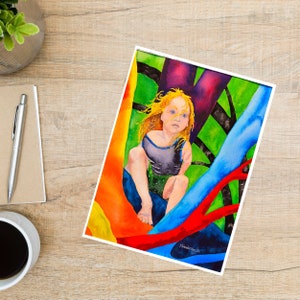 Carte arc-en-ciel : peinture à l'aquarelle « Wild Child » d'un jeune enfant assis dans un arbre arc-en-ciel, fierté LGBTQ, carte arc-en-ciel colorée pour les enfants.