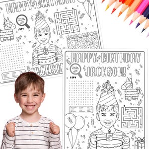 Op de afbeelding: Twee zwart-witte verjaardagsactiviteiten placemats met de tekst "HAPPY BIRTHDAY" en "JACKSON!". Ze bevatten een doolhof, een zoekspel en een illustratie van een verjaardagstaart. Een set kleurpotloden staat in de rechterbovenhoek.