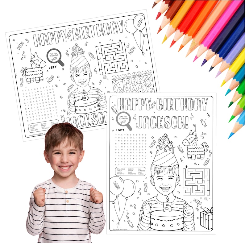 Op de afbeelding: Twee zwart-witte verjaardagsactiviteiten placemats met de tekst "HAPPY BIRTHDAY" en "JACKSON!". Ze bevatten een doolhof, een zoekspel en een illustratie van een verjaardagstaart. Een set kleurpotloden staat in de rechterbovenhoek.