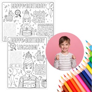 Op de afbeelding: Twee zwart-witte verjaardagsplacemats met de tekst "HAPPY BIRTHDAY" en "HAPPY BIRTHDAY JACKSON!". Elke placemat toont een kind met een verjaardagstaart, een doolhof en een I Spy-spel. Rechts is een foto van een lachend kind.