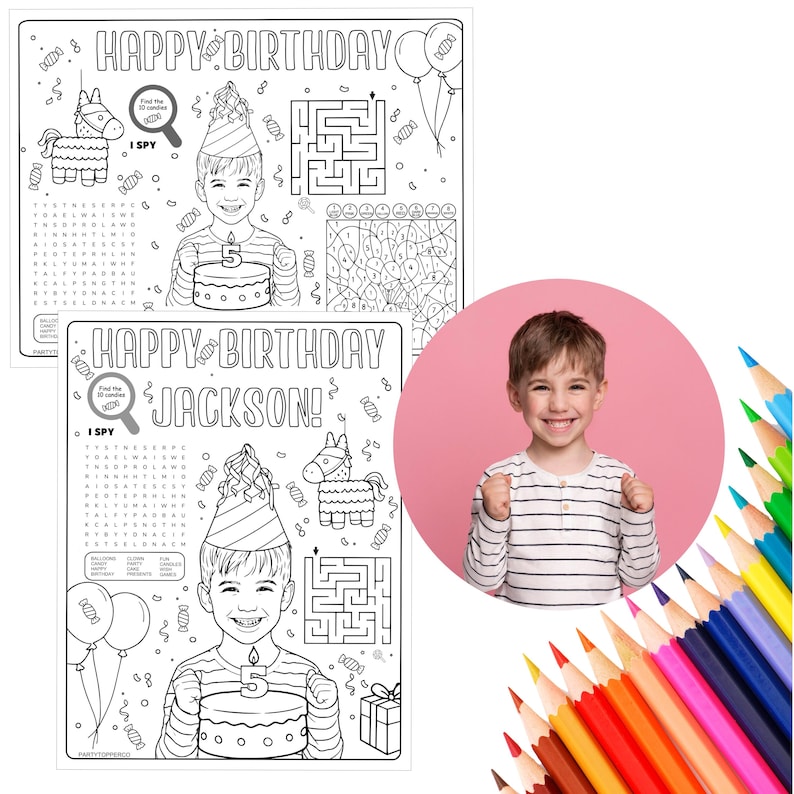 Op de afbeelding: Twee zwart-witte verjaardagsplacemats met de tekst "HAPPY BIRTHDAY" en "HAPPY BIRTHDAY JACKSON!". Elke placemat toont een kind met een verjaardagstaart, een doolhof en een I Spy-spel. Rechts is een foto van een lachend kind.