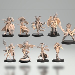 Puede incluir: Conjunto de diez figuras en miniatura sin pintar de personajes femeninos en diversas poses, incluyendo una guerrera, una bruja, una hechicera, un demonio y una ninja. Las figuras están hechas de plástico gris claro y están listas para ser pintadas.