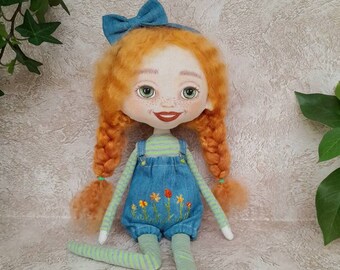 Fröhliche orange Haarpuppe, ukrainische Textilpuppe in Latzhose mit Stickerei, sitzende Puppe, lächelnde Puppe mit roten Haaren, Puppe mit Lächeln