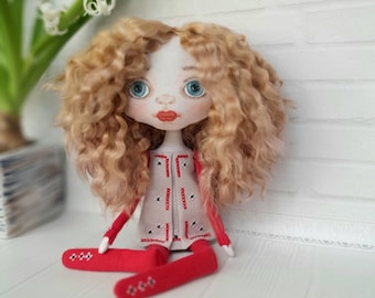 Zarte Stoffpuppe, minimalist Puppe. Innentextil ukrainische Puppe im bestickten Kleid, sitzende Puppe mit blonden Haaren