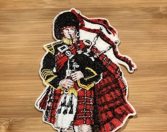 Patch cornemuse écossais brodé à coudre/écusson thermocollant 4,20" W x 7,90" H par Twistedstitcher 2018 Situé à Abbotsford BC Canada