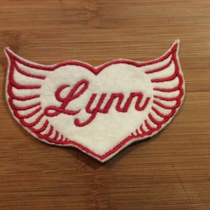 Écusson brodé coeur ailé, style à coudre/repasser, tous les noms, toutes les couleurs par TwistedStitcher 2018 à Abbotsford, BC Canada