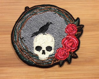 Corbeau et crâne brodés avec couronne de roses Coudre/écusson de fer par Twistedstitcher 2018 Situé à Abbotsford BC Canada