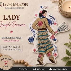 Peut inclure: Un écusson brodé représentant une danseuse de jingle en robe beige avec des accents bleus, des fleurs roses et des cônes métalliques. L'écusson mesure 14,35 cm de large sur 22,73 cm de haut. Le texte inclut TwistedStitcher2018, LADY Jingle Dancer.