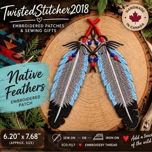 Peut inclure: Un écusson brodé représentant deux plumes croisées avec des segments bleu clair, gris et noirs. Le motif comprend des accents en forme de perles rouges et bleues en haut. Le texte inclut TwistedStitcher2018, Native Feathers et 6.20" x 7.68".