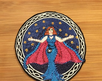 Sorcière mystique brodée Coudre / Patch fer-On Celtic Border 2 tailles disponibles par Twistedstitcher 2018 Situé à Abbotsford BC Canada