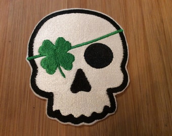 Crâne brodé de la Saint-Patrick avec un patch pour les yeux de trèfle cousu / fer à repasser 5 tailles par Twistedstitcher2018 à Abbotsford BC Canada