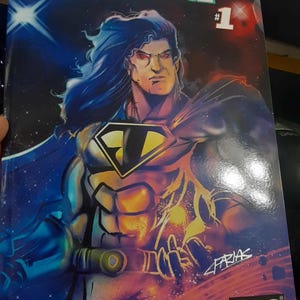 Pode incluir: Uma capa de banda desenhada com um super-herói de cabelo azul comprido, olhos vermelhos e um fato vermelho e amarelo. A capa é intitulada "Justice #1" e apresenta um fundo estrelado com um redemoinho vermelho e azul.