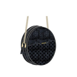 Könnte beinhalten: Eine schwarze, runde Umhängetasche mit einem goldenen Kettenriemen. Die Tasche hat einen strukturierten oberen Bereich und einen unteren Bereich mit gleichmäßig verteilten kreisförmigen Aussparungen. Goldene Reißverschlüsse und der Text "YOUR LOGO" sind sichtbar.