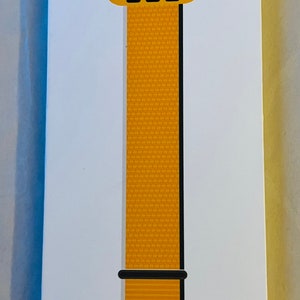 以下が含まれることがあります： 織り目の入った黄色のApple Watchバンド。バンドは、バンドを表示するための切り抜きのある白いパッケージに入っています。