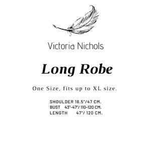 Puede incluir: Una ilustraci&oacute;n en blanco y negro de una pluma con el texto "Victoria Nichols Long Robe" y la informaci&oacute;n de tama&ntilde;o: "One Size, fits up to XL size. SHOULDER 18.5"/47 cm. BUST 43"-47"/110-120 cm. LENGTH 47"/120 cm."