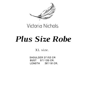 Puede incluir: Una ilustraci&oacute;n en blanco y negro de una pluma con el texto "Victoria Nichols Plus Size Robe Talla XL. HOMBRO 21"/53 cm BUSTO 51"/ 130 cm. LARGO 36"/91 cm."