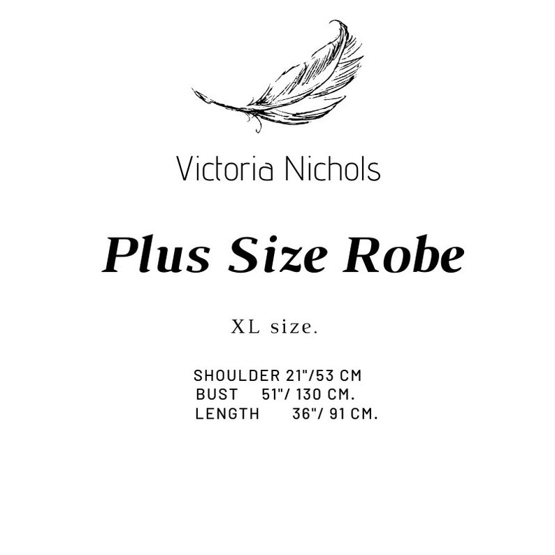 Puede incluir: Una ilustraci&oacute;n en blanco y negro de una pluma con el texto "Victoria Nichols Plus Size Robe Talla XL. HOMBRO 21"/53 cm BUSTO 51"/ 130 cm. LARGO 36"/91 cm."