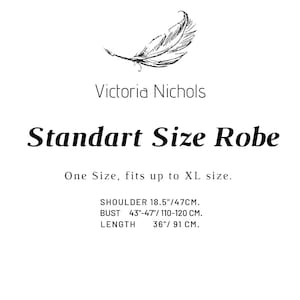 Puede incluir: Una ilustraci&oacute;n en blanco y negro de una pluma con el texto "Victoria Nichols Standart Size Robe" y la informaci&oacute;n de tama&ntilde;o: "One Size, fits up to XL size. SHOULDER 18.5"/47CM. BUST 43"-47"/ 110-120 CM. LENGTH 36"/ 91 CM."