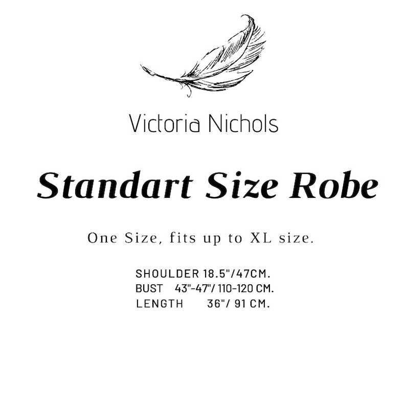 Puede incluir: Una ilustraci&oacute;n en blanco y negro de una pluma con el texto "Victoria Nichols Standart Size Robe" y la informaci&oacute;n de tama&ntilde;o: "One Size, fits up to XL size. SHOULDER 18.5"/47CM. BUST 43"-47"/ 110-120 CM. LENGTH 36"/ 91 CM."