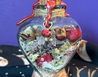 Frasco de amor propio artesanal: Cristal en forma de corazón y hierbas para intenciones