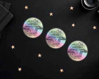 かわいいビニール、ダイカットの月のステッカー! 楽しくて、ロマンチック、レインボー ホログラフィック仕上げ: この月のステッカーにはすべてが揃っています! ロマンチックなホログラフィック ムーン!