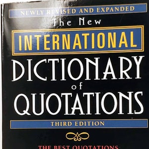 Könnte beinhalten: Der Einband eines schwarzen Buches mit dem Titel "The New International Dictionary of Quotations" in goldener Schrift. Das Buch ist die dritte Auflage und enthält ein Zitat über die besten Zitate aller Zeiten, die alphabetisch nach Themen geordnet sind. Das Buch wurde von Margaret Miner & Hugh Rawson ausgewählt und kommentiert.