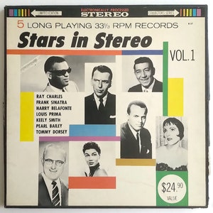 Puede incluir: Una portada de álbum de vinilo vintage con un diseño colorido que presenta retratos de ocho músicos. El título del álbum es "Stars in Stereo" y el número de volumen es "Vol. 1". La portada del álbum enumera los siguientes artistas: Ray Charles, Frank Sinatra, Harry Belafonte, Louis Prima, Keely Smith, Pearl Bailey y Tommy Dorsey.