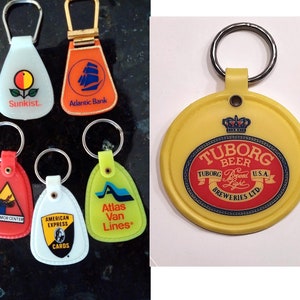 6 plastic plastic sleutelhangers uit de jaren 70/souvenirs- Tuborg-bier, Sunkist, Atlantic Bank, Atlas Van Lines, AMEX, Amerikaans leger/ *COLLECTIBLES