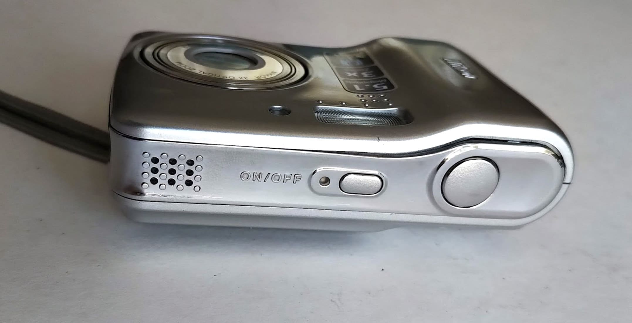 Nikon Coolpix L3 Point and Shoot Digital Camera/ 5
