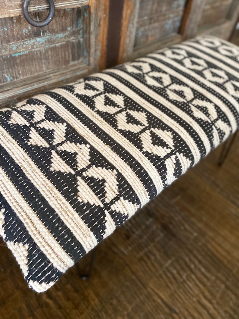 Puede incluir: Coj&iacute;n de banco estampado en blanco y negro con textura tejida. El coj&iacute;n est&aacute; hecho de una tela gruesa y duradera y tiene un dise&ntilde;o geom&eacute;trico.