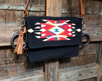 Bolso bandolera bohemio negro, clutch con estampado azteca