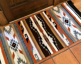 White and tan Aztec rug, tribal rug, southwestern throw rug, kilim, boho rug, entryway rug, bathroom rug, bath mat, western rug, accent rug