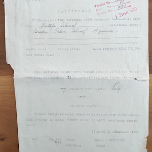 Puede incluir: Un documento antiguo con texto manuscrito y sellos, en turco y búlgaro. El papel está envejecido, con arrugas y desgaste visibles. El documento incluye fechas y firmas.