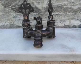 Rubinetto dell'acqua vintage in ottone, accessorio idraulico antico, ferramenta decorativa