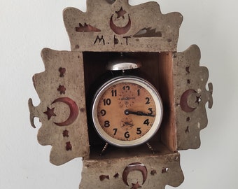 Reloj despertador alemán antiguo de cuerda mecánica con caja de madera.