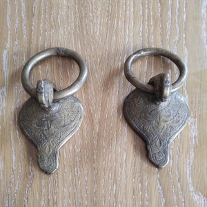 Handsmidda dörrhandtag i mässing med tuppmönster, bondgårdsdekor, set om 2