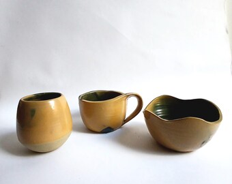 Tasse en forme de poire sable et chromé (à gauche)  - Céramique