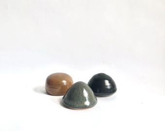 Salière boule caramel (à gauche) - Céramique