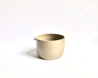 Petit pot à lait beige (à gauche) - Céramique