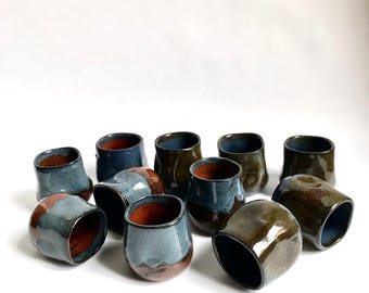 Tasse à espresso avec prise - email bleu à l'intérieur (sur la droite) - Céramique