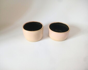 Taza rosa claro y negra con asa (izquierda) - Cerámica