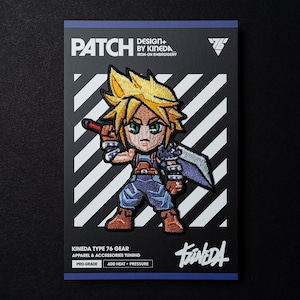 Op de afbeelding: Strijkbaar geborduurd patch met een cartoonfiguur met stekelig blond haar, blauwe ogen en een blauw-witte outfit die een zwaard vasthoudt. De patch bevindt zich op een wit-zwarte gestreepte achtergrond met de tekst "DESIGN+ BY KIMEDA IRON-ON EMBROIDERY" en "KINEDA TYPE 76 GEAR APPAREL & ACCESSORIES TUNING PRO-GRADE ADD HEAT + PRESSURE KINEDA".