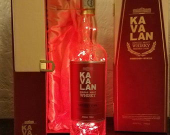 Lámpara LED hecha con una botella de whisky Kavalan – Decoración taiwanesa reciclada