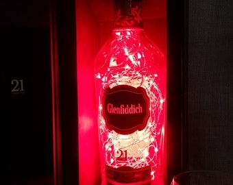 Lámpara con forma de botella de whisky Glenfiddich 21 – Luz LED decorativa con mando a distancia.