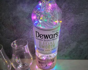 Lámpara con forma de botella de whisky escocés Dewar's – Luz LED decorativa