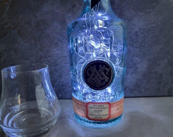 Lámpara MEILI hecha con una botella de vodka reciclada. Elige el color de la luz.