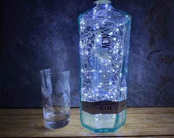 Lámpara con forma de botella de ginebra New Amsterdam de 1,75 L – Luz LED de acento, control remoto.